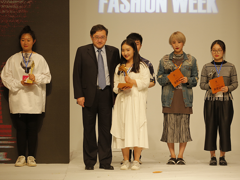 校长蒋昌俊为金奖获得者颁奖